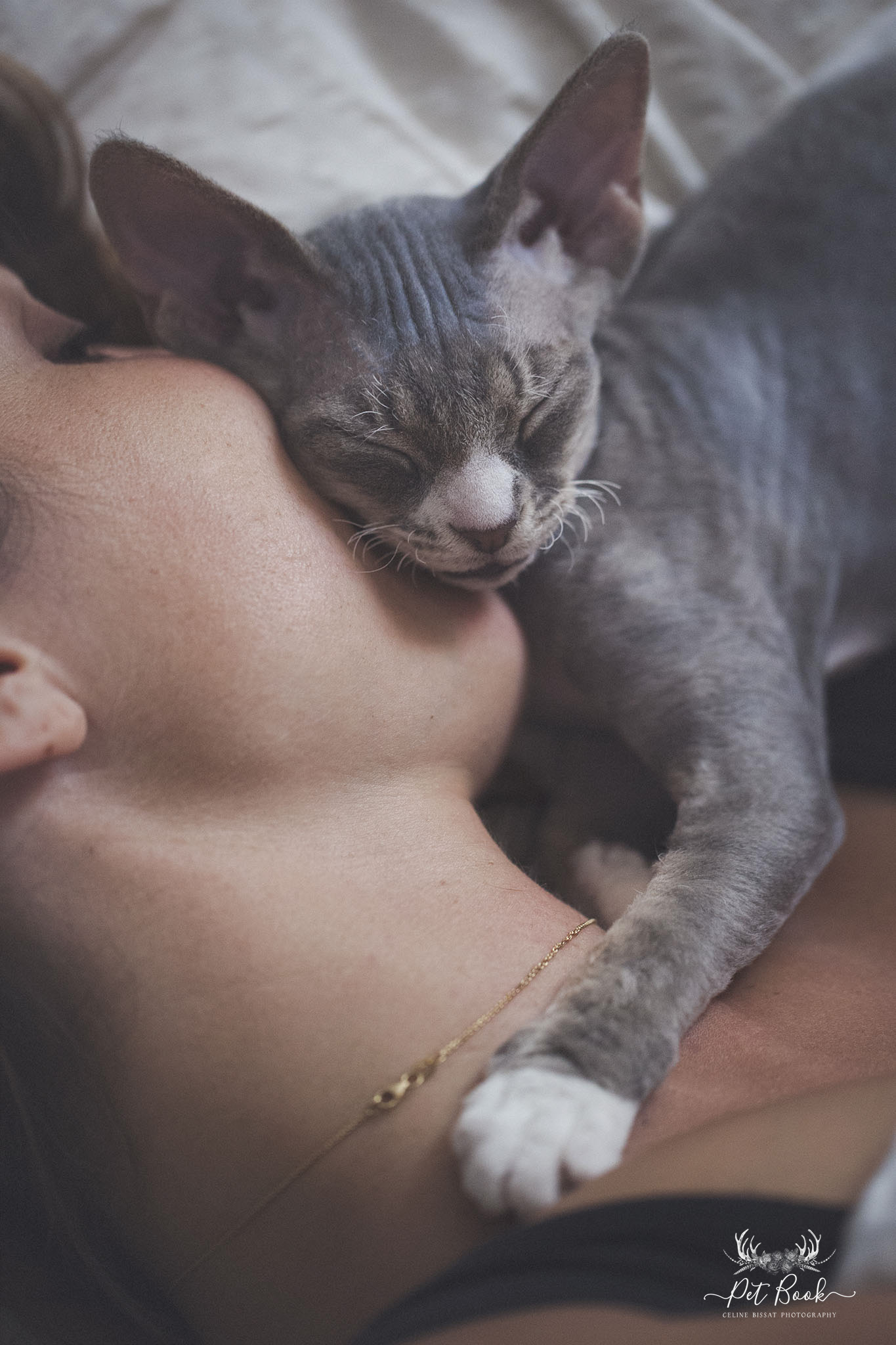 naturopathie-soins-animaux-presentation Femme qui fait des bisous à son chat naturopathie et soins animaux